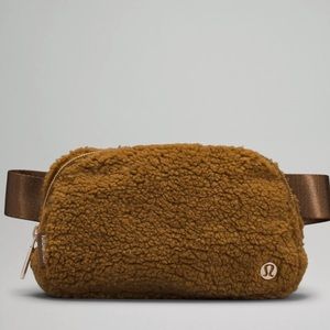 Lululemon Everywhere Belt Bag 1L - Fleece - Burnt Camel
